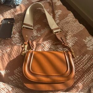 Zara crossbody brown bag.
Barely used. Very cute and comfortable